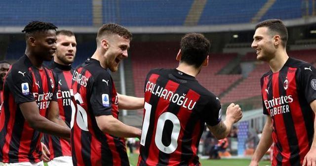  AC米兰中场调度恰尔汗奥卢掌控比赛节奏